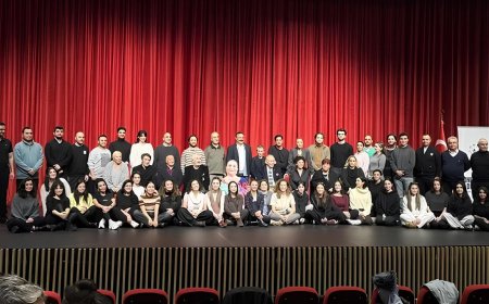 Perran Kutman Sahneye Dönüşte Sürprizle Karşılandı